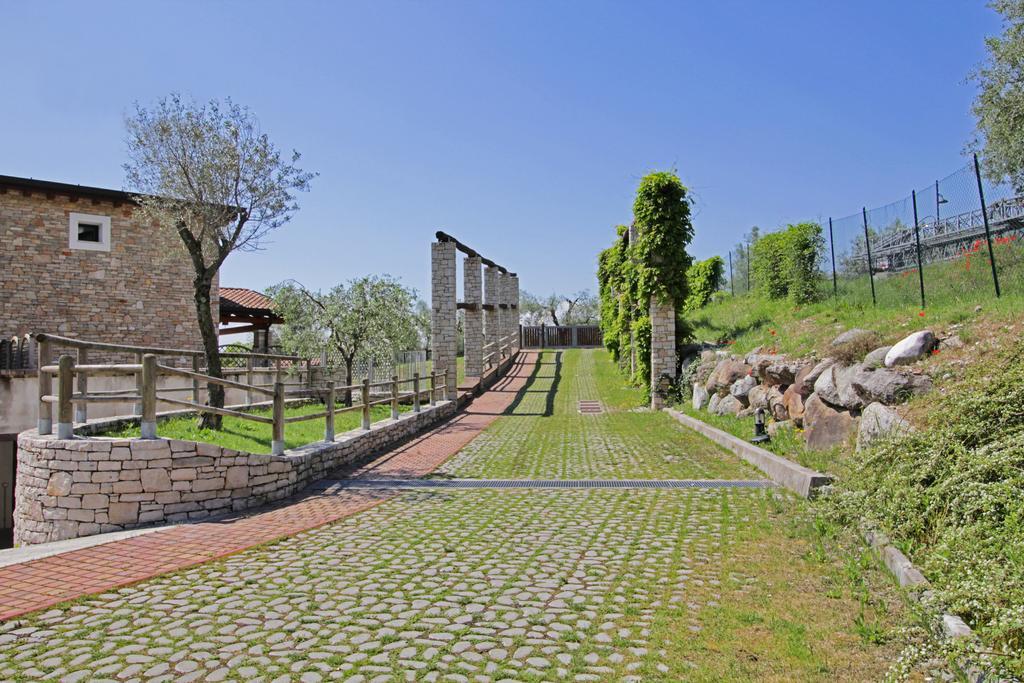 Residence "Borgo Le Torri" Toscolano Maderno Exterior photo